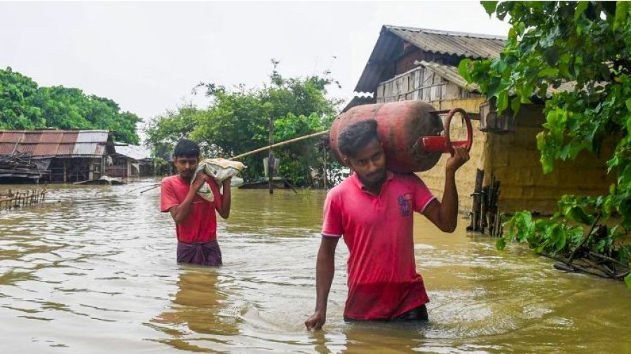 ভয়াবহ বন্যার কবলে আসাম, মৃতের সংখ্যা বেড়ে ৩৮