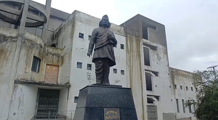 পশ্চিমবঙ্গে নজরুল সংগ্রহশালা থেকে সরানো হচ্ছে কবির ব্যবহৃত জিনিস